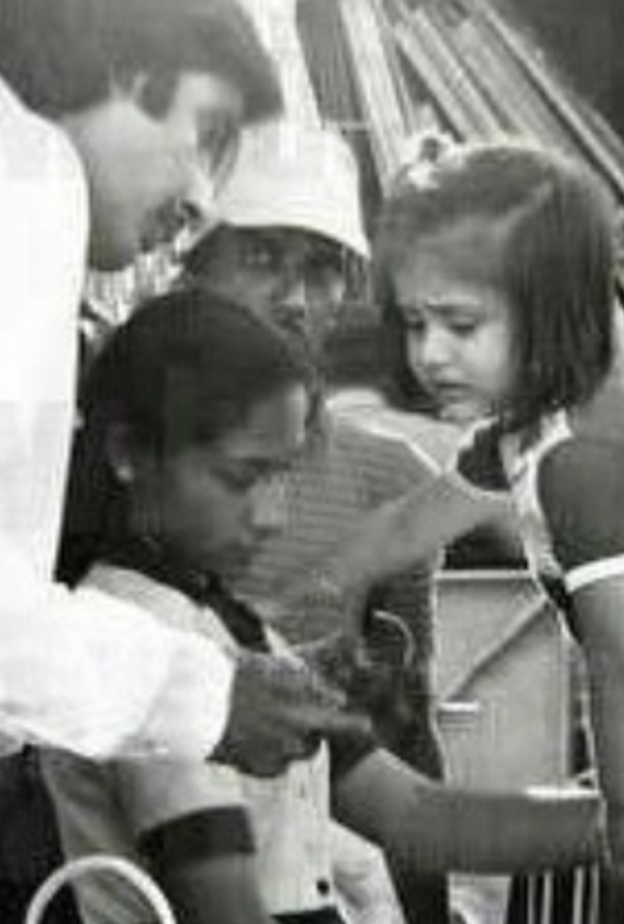 أميتاب باتشان وكارينا كابور وهي طفلة صغيرة