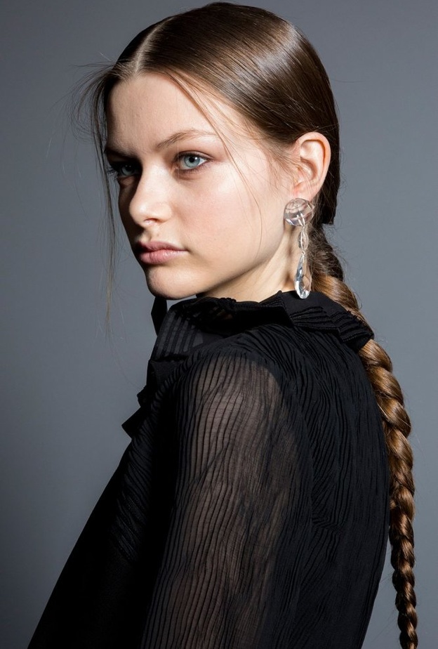 تسريحة ذيل الحصان المرفوعة والطويلة من Ulla Johnson