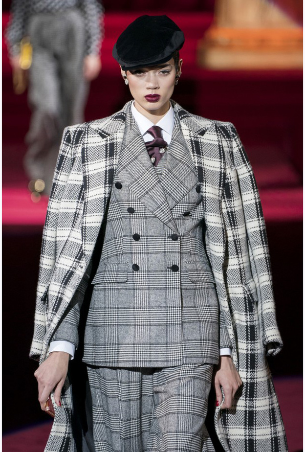 البلايزر بنقشة التارتان اساسية لهذا الشتاء