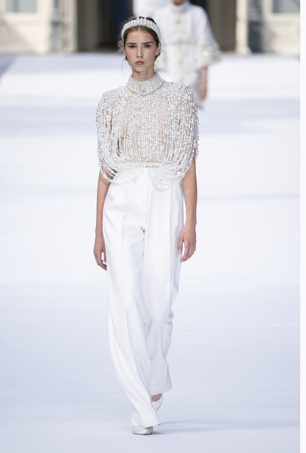 جمبسوت ابيض فاخر لسهرات شتاء 2020 من Antonio Grimaldi