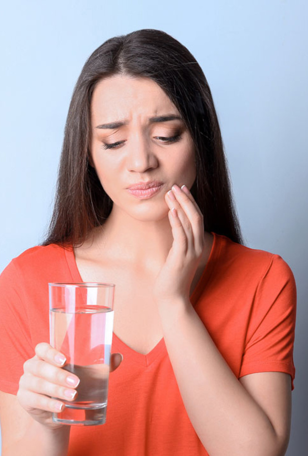  ألم الأسنان عند شرب الماء البارد دليل على حساسيتها