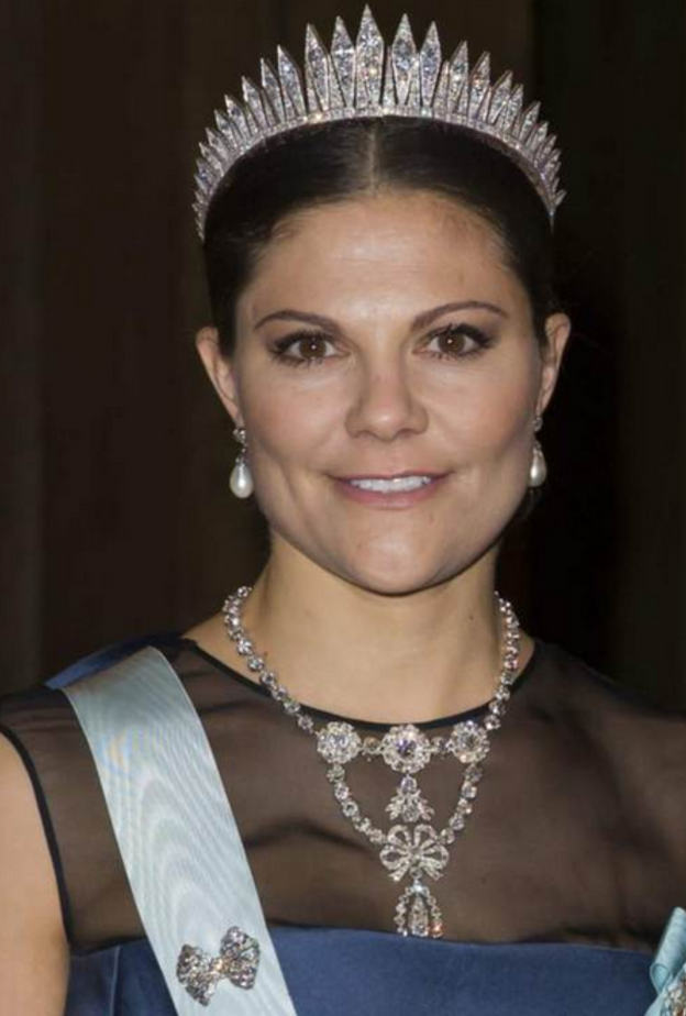 الملكة اليزابيث ترتدي بروش Queen Victoria's Bow Brooche