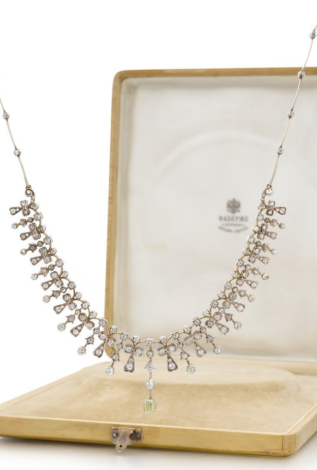 بروش من الذهب واللؤلؤ يعود الى عام 1903