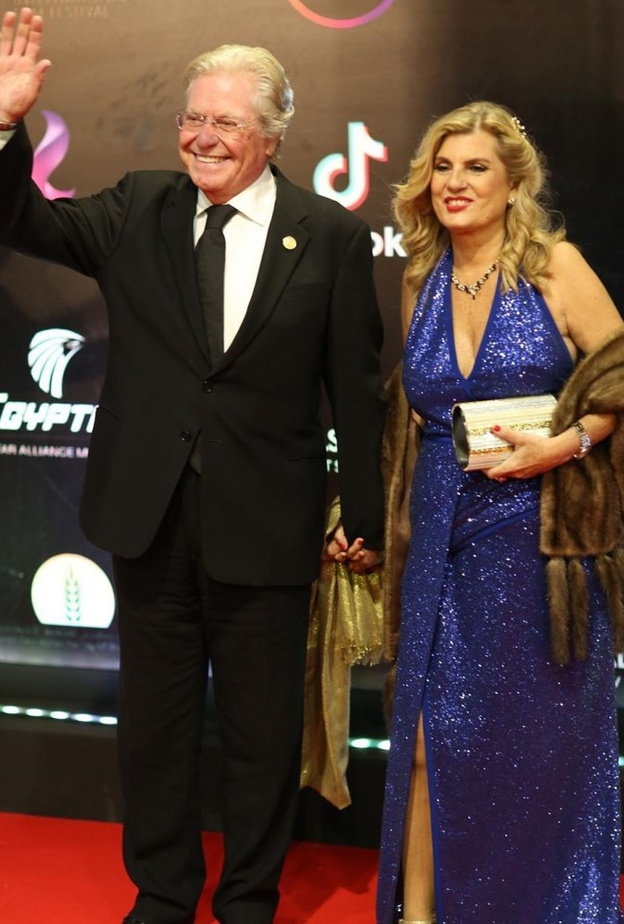  حسين فهمي يظهر مع زوجته السابعة في مهرجان القاهرة