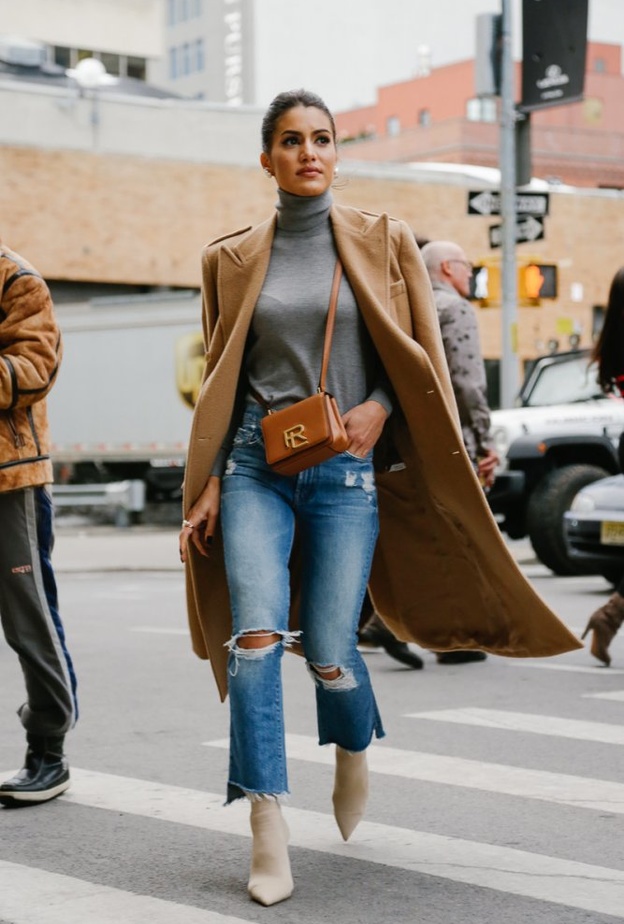 لمشوار شتوي صباحي اعتمدي الجينز مع معطف طويل أنيق