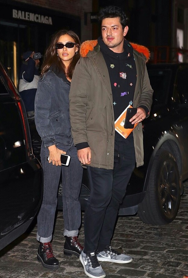 ايرينا شايك برفقة رجل غامض 