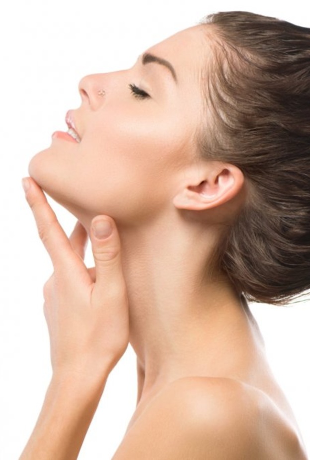 قومي بتمارين طبيعية لإزالة الذقن المزدوجة