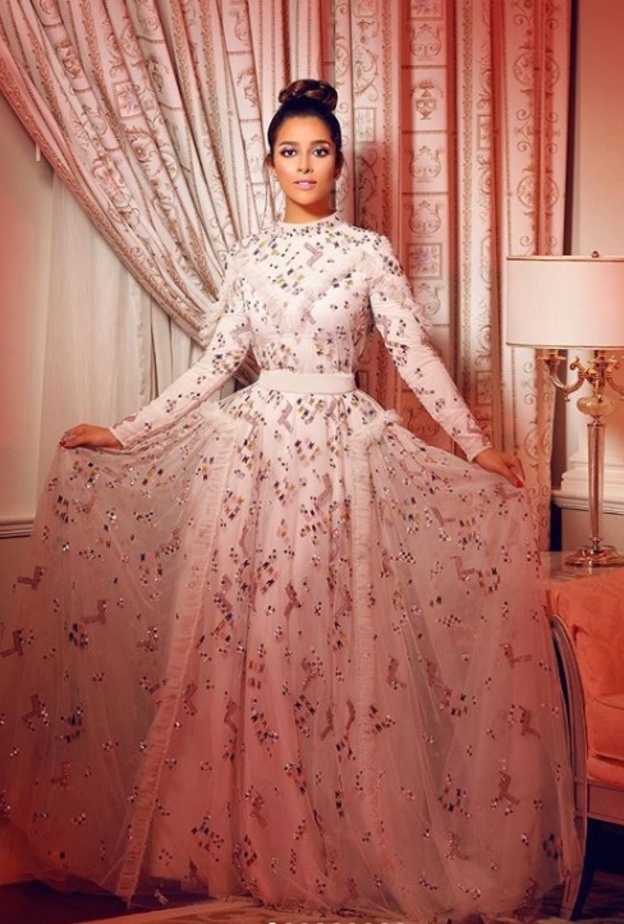 اطلالة عصرية من توقيع المصمم جان لوي صبجي