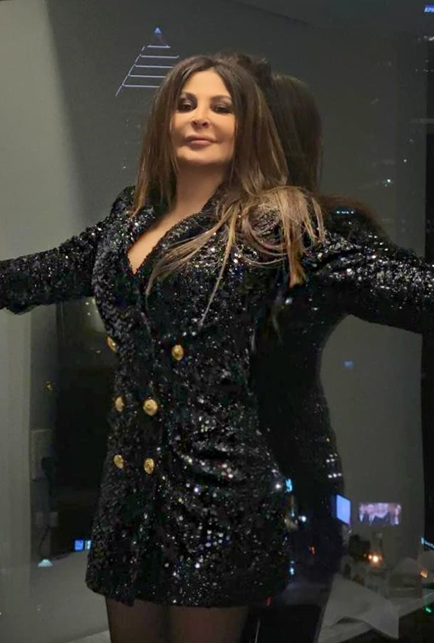 إطلالة ELIZABETH BANKS بفستان أسود مستقيم مع الفراغات الجانبية من دار Versace