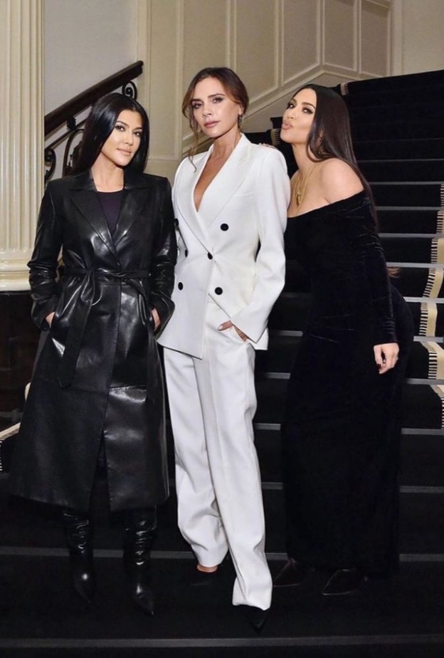 أطلت كيم كارداشيان بإطلالة ساحرة حملت توقيع فيرساتشي وديور