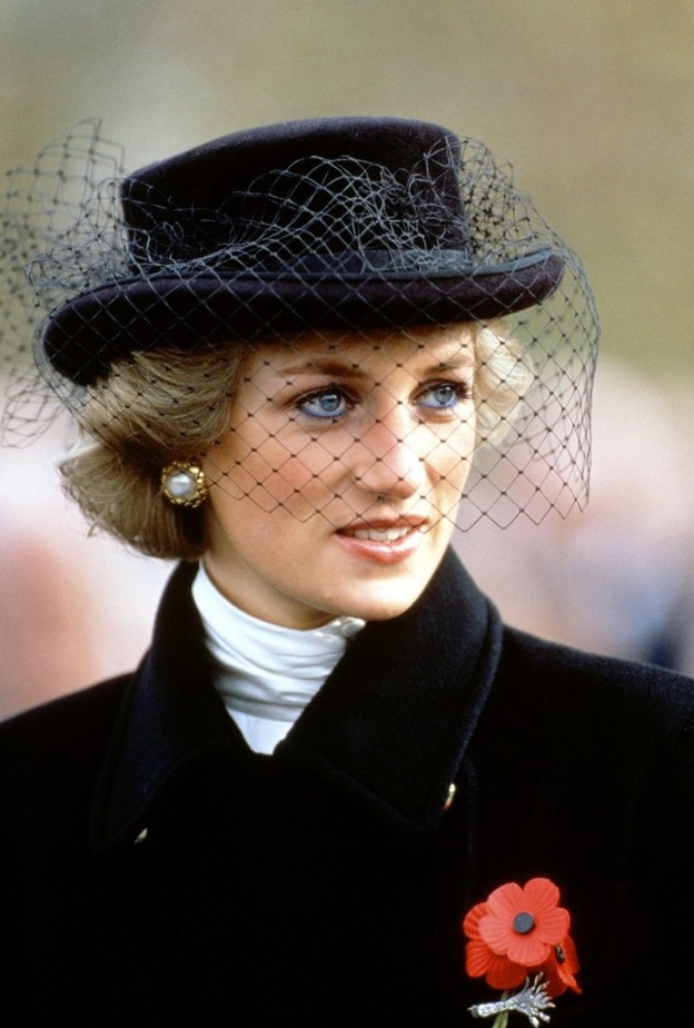 الدوقة كيت ميدلتون اختارت القبعات الشبك باللون الفوشيا