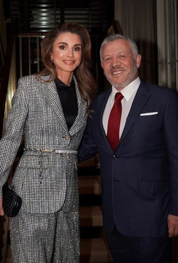  إكتفت بإختيار أقراط ناعمة لتزيّن بها اللوك الساحر