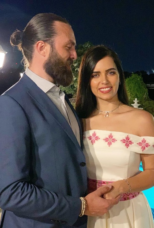 عزة زعرور مع خطيبها