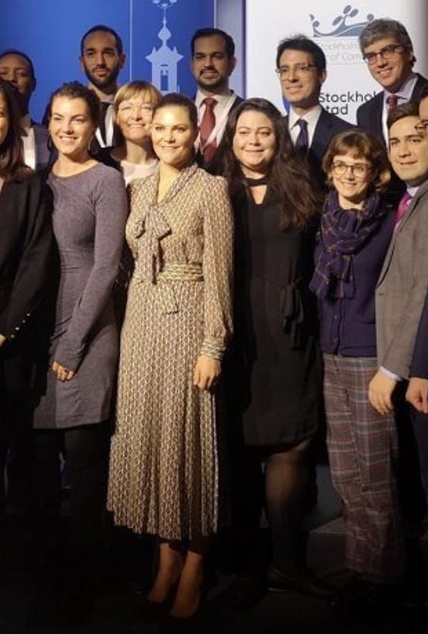 استقبال الأميرة فيكتوريا لحظة وصولها لمكان انعقاد اجتماع اللجنة الثلاثية عالم الاقتصاد الشهير والرئيس الأوروبي