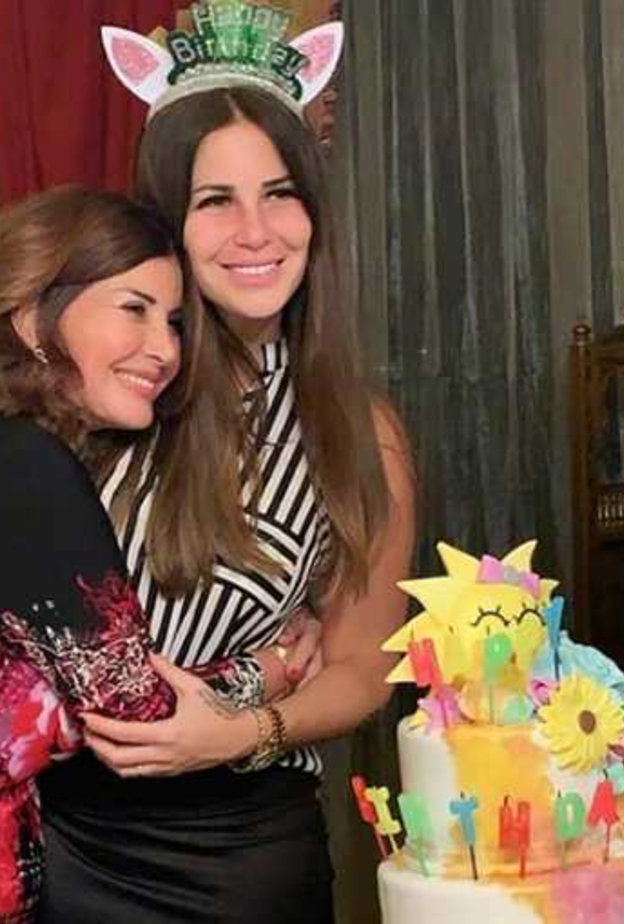 منة حسين فهمي تحتفل بعيد ميلادها بحضور والديها