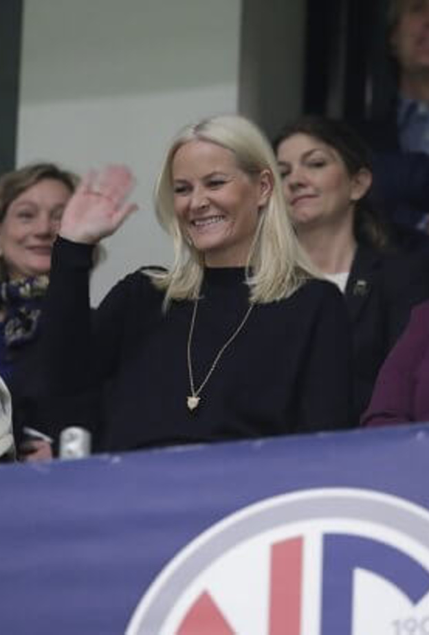 الملكة سونيا والأميرة ميت ماريت في نهائي كأس النرويج لكرة القدم للسيدات