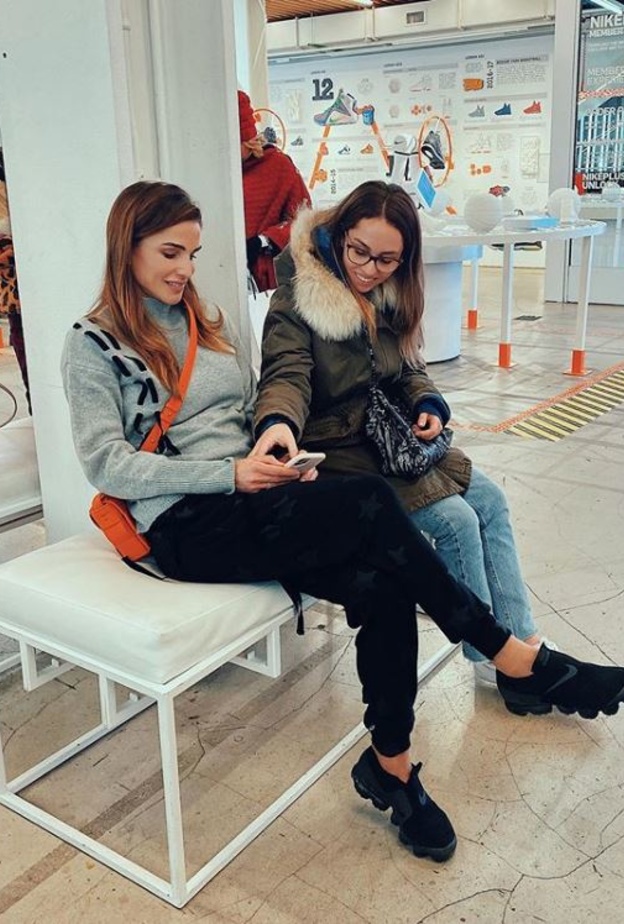 تألقت الملكة رانيا بكنزة رمادية اللون مع سروال اسود وحذاء رياضي عصري من ماركة Nike