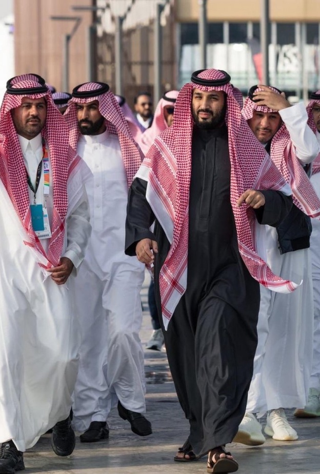 الأمير محمد بن سلمان يزور معرض الرياض للسيارات