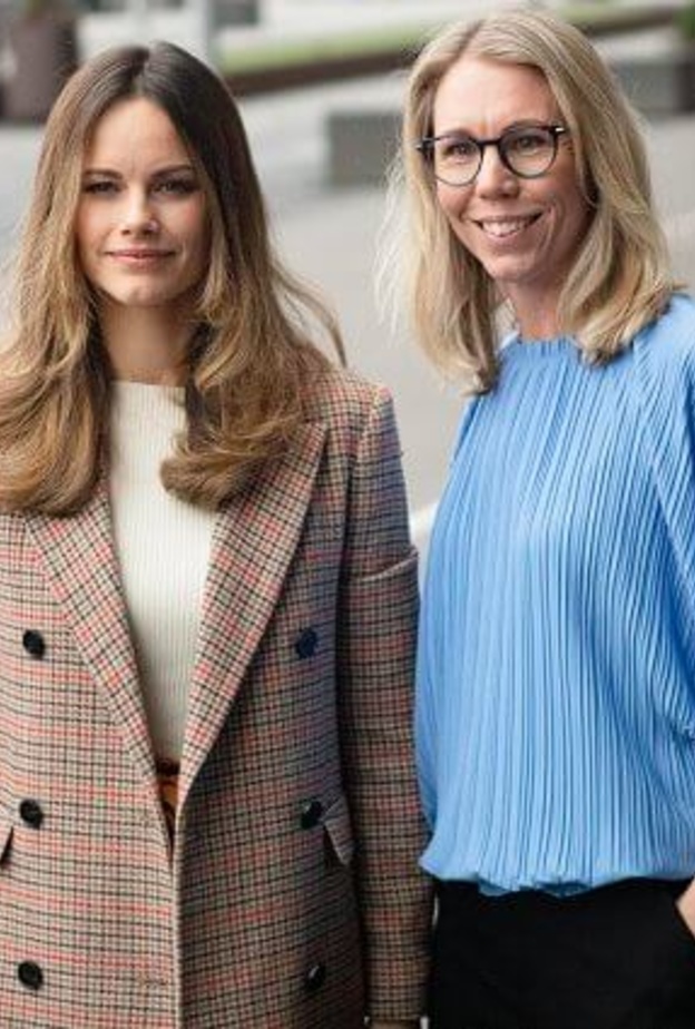 الأميرة صوفيا ظهرت في المؤتمر بإطلالة شتوية أنيقة وكانت ترتدي معطف طويل أنيق من ماركة 2ndDay