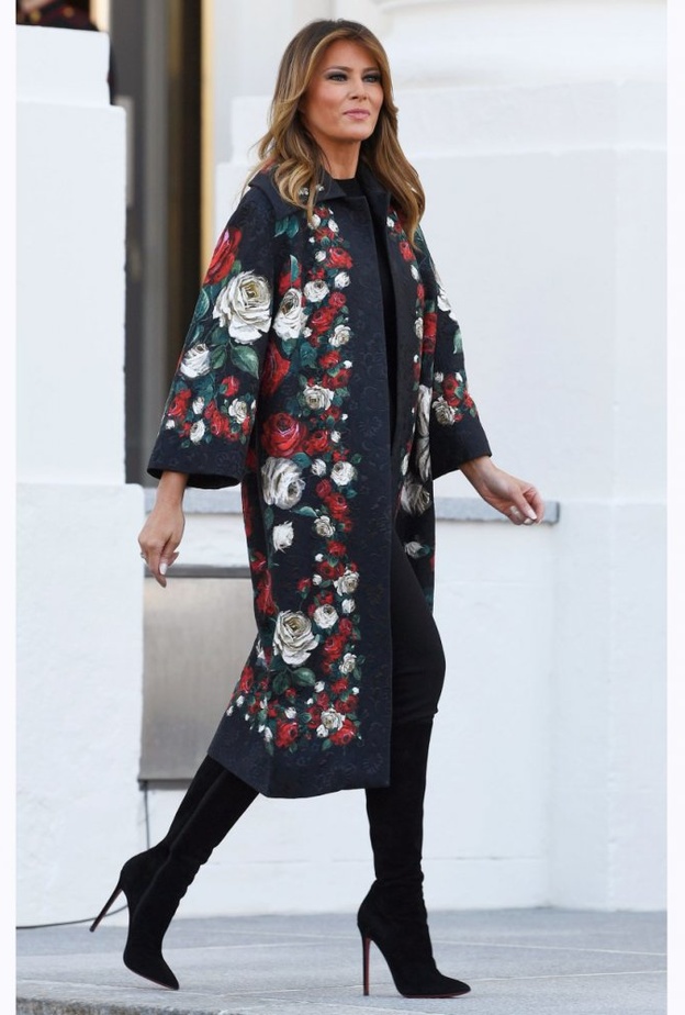 بدت ساحرة بمعطف برسمة الورود الملوّنة من تصميم دولتشي اند غابانا