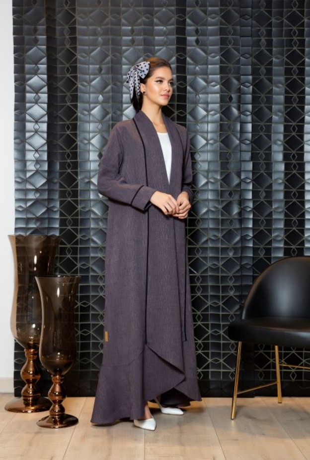 عباية شتوية بأسلوب راقي وبسيط من تصميم عفّة الدباغ