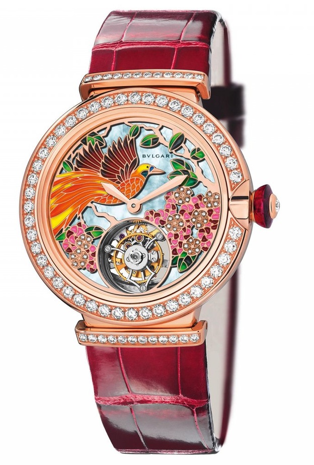 ساعة فخمة بسير جلد ومينا اخضر مزينة باحجار الروبي من Chaumet