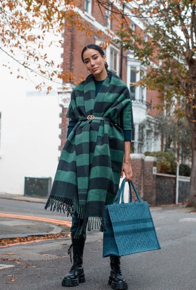 اختيار البلوفرات التي صممت بقطعة متصلة يتم تنسيقها مثل الشال