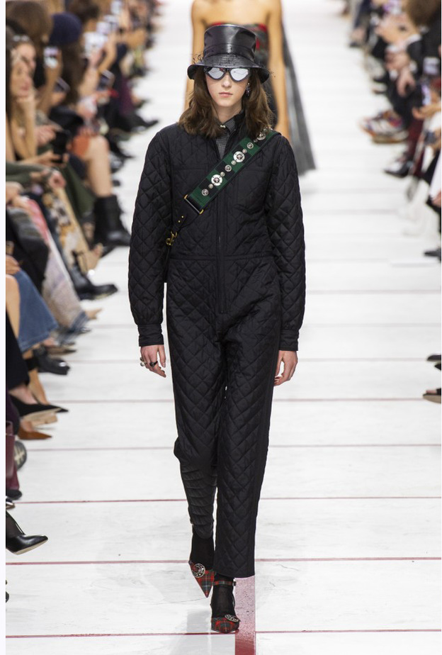 اضيفي المعطف ليمنحك مزيداً من الأناقة على طريقة دار اوسكار دي لارنتا