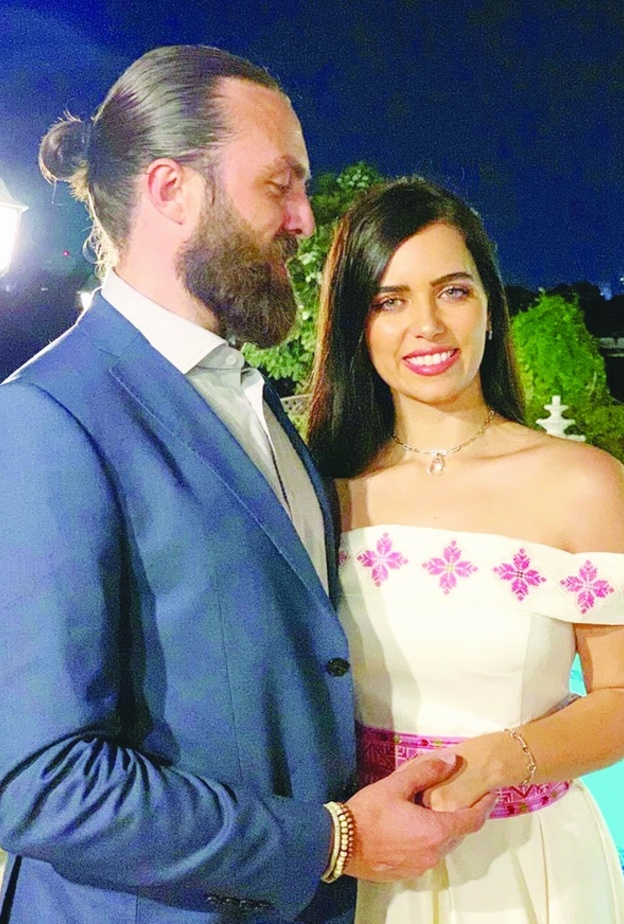 شوقت عزة زعرور متابعيها بخبر الخطوبة