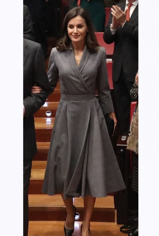 أكملت الملكة ليتيزيا اللوك بكلاتش كارولينا هيريرا وحذاء من Manolo Blahnik