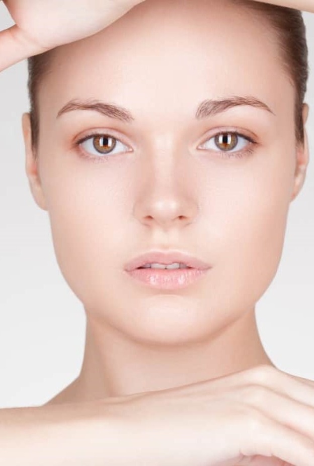 إفركي مسحوق الشبة على الوجه لشد البشرة