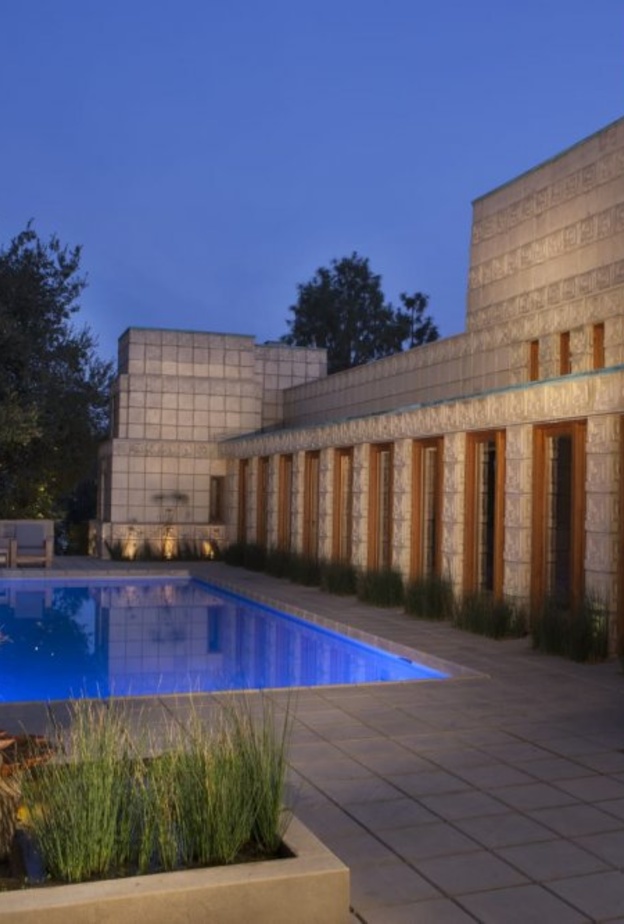 الفن والحرفية العالية في تصميم الحجارة في منزل Frank Lloyed Wright