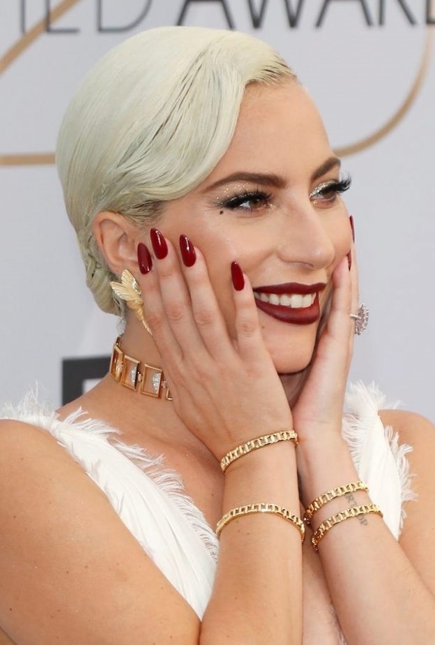 أجمل صور طلاء أظافر حمراء داكنة مستوحاة من اطلالات ليدي غاغا