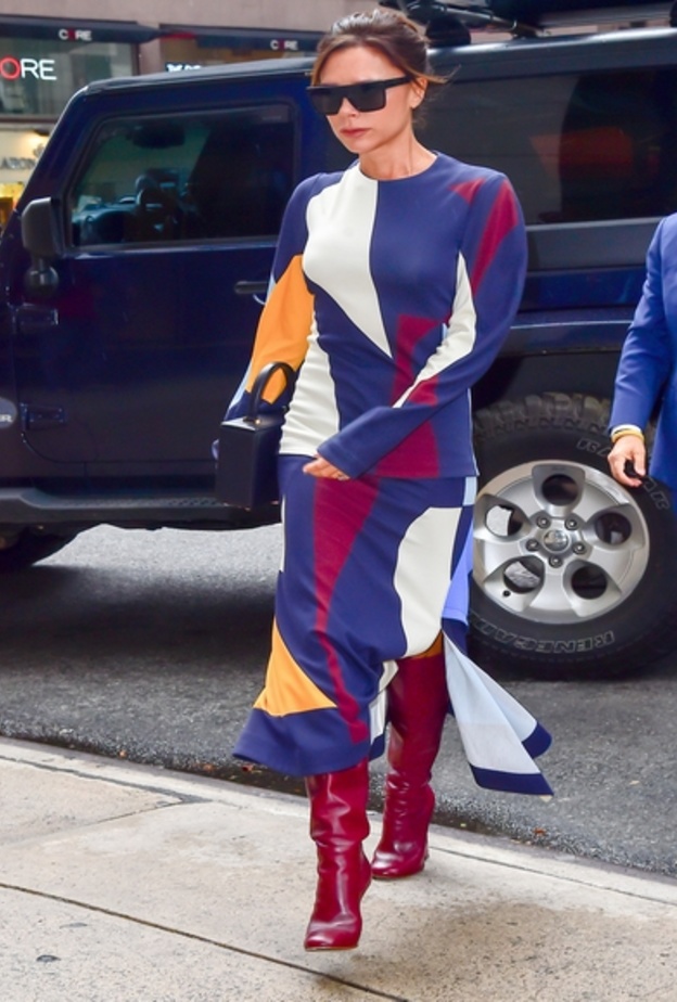 اعتمدت فيكتوريا بيكهام التنورة والحزمة بلون واحد