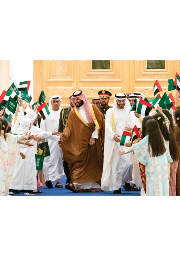 صورة عفوية تجمع الأمير محمد بن سلمان مع الشيخ محمد بن زايد في الإمارات