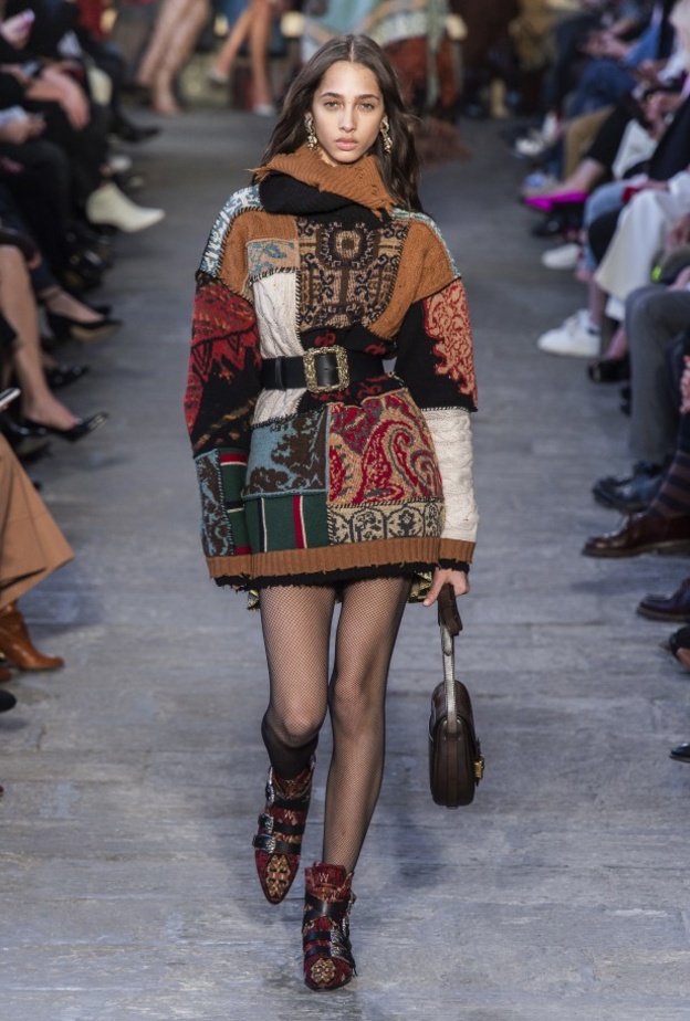 كيف ترتدين موضة الكنزة بأسلوب الفستان الطويل في شتاء 2020 من Y Project