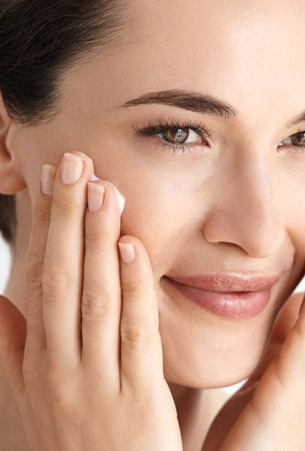 أكثري من أكل التوت والفراولة لحماية بشرتك من التلف