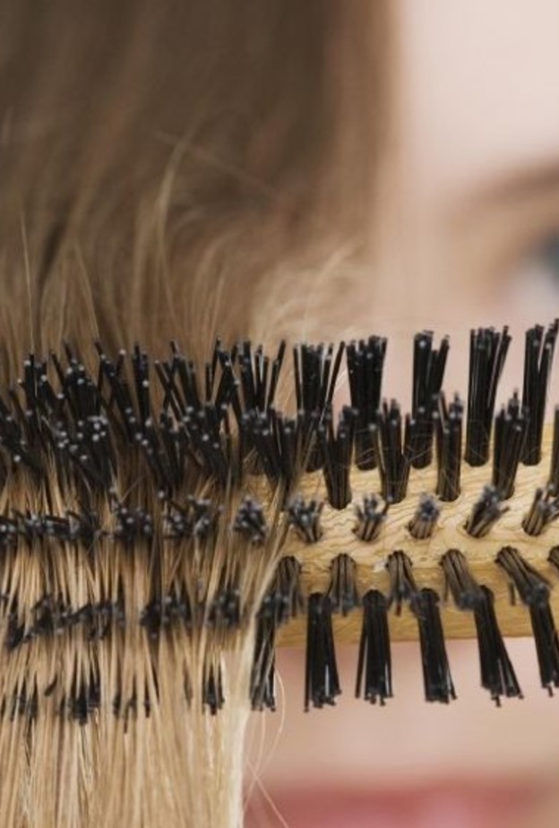 كيفية العناية بادوات تمشيط الشعر بطريقة صحيحية