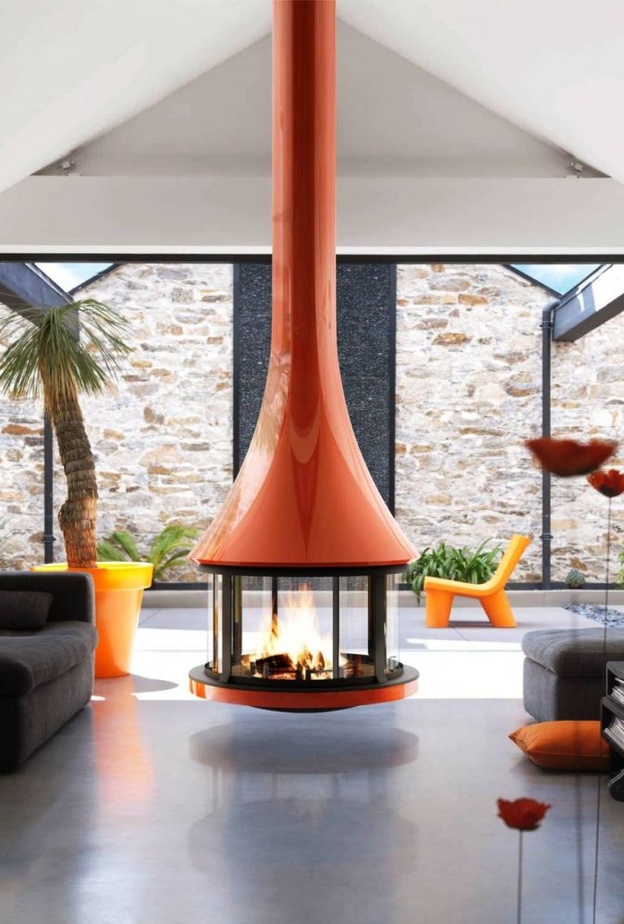 المدفأة مع التلفاز في جدار غرفة المعيشة