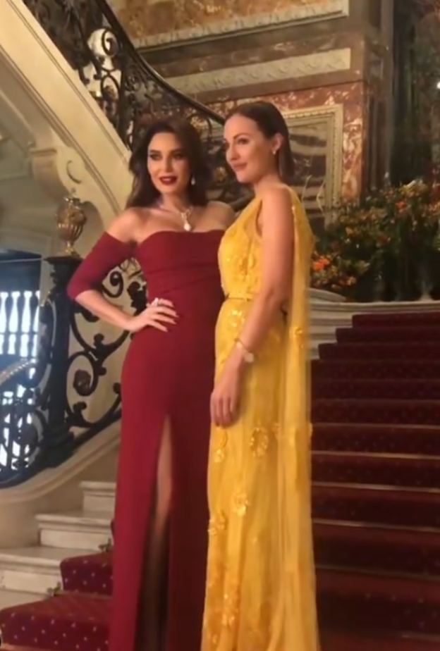  تألقت النجمة التركية بفستان باللون الأصفر