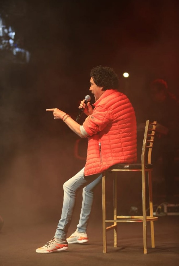 محمد منير غنى على كرسي في احدث حفلاته بمدينة الشروق