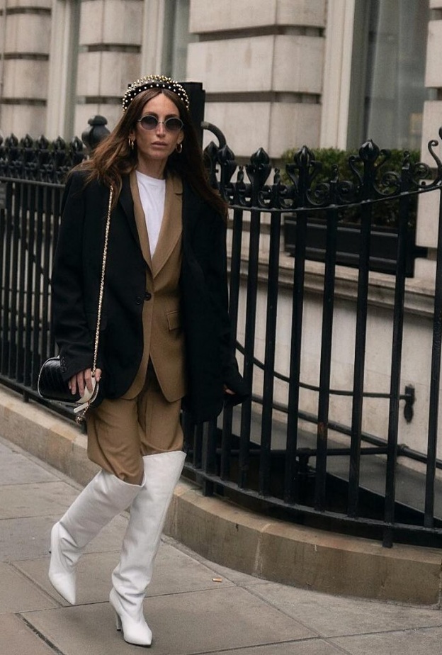 اختاري الجزمة البيضاء مع الأزياء ذات الألوان الفاتحة