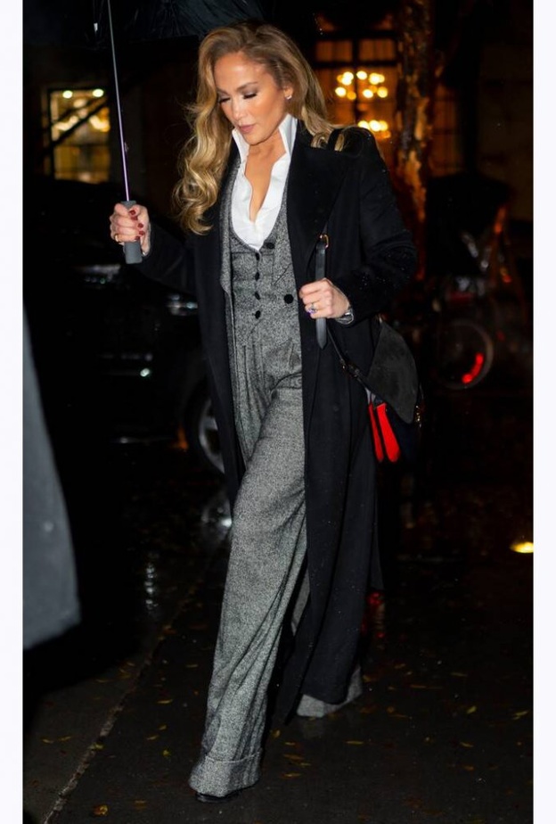 أكملت جي لو اللوك بمعطف أسود طويل