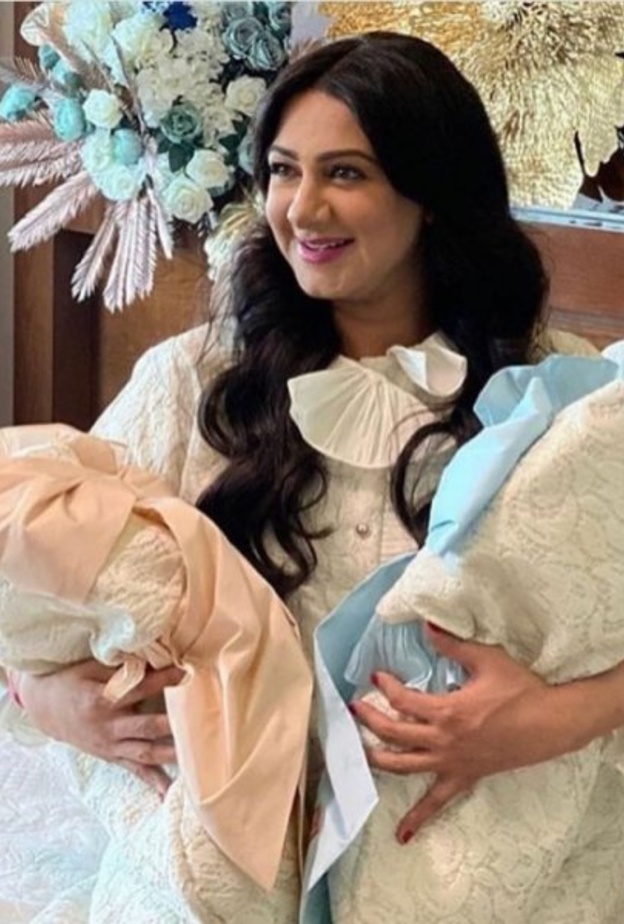 هيفاء حسين مع طفليها التوأم