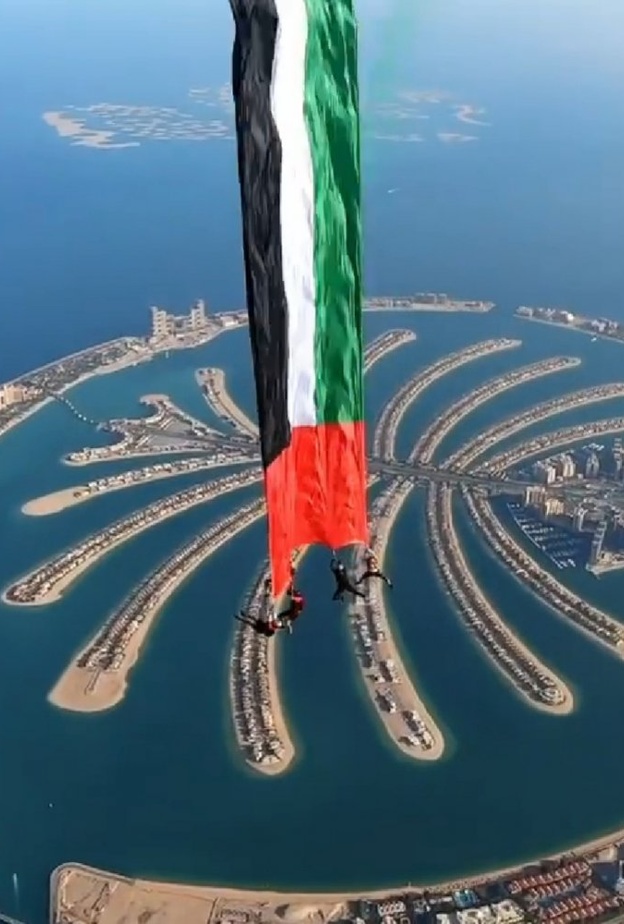 أكبر علم يحلق في العالم احتفالا باليوم الوطني الاماراتي 48