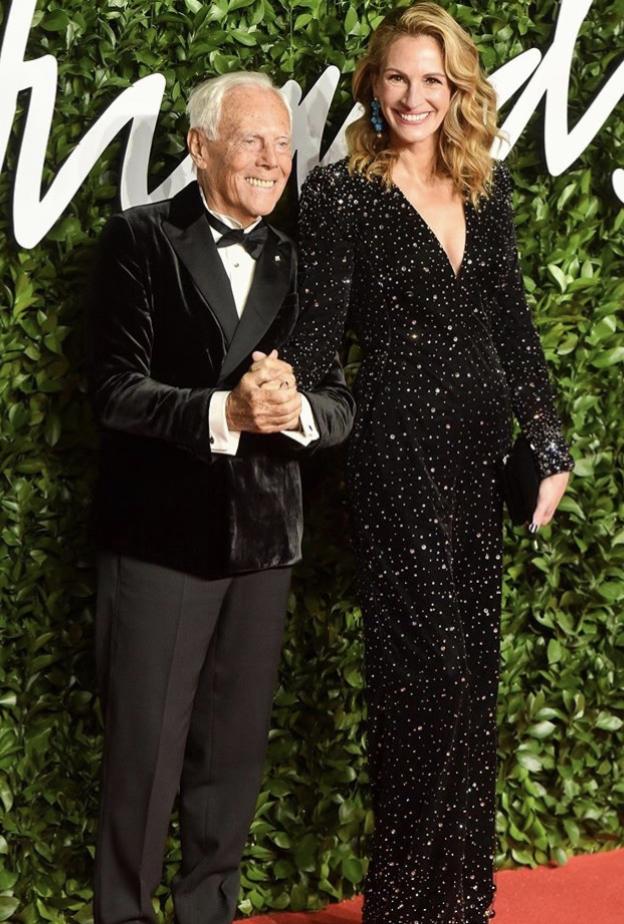 الجميلة جوليا روبرتس برفقة المصمم جورجيو أرماني في حفل British Fashion Awards 