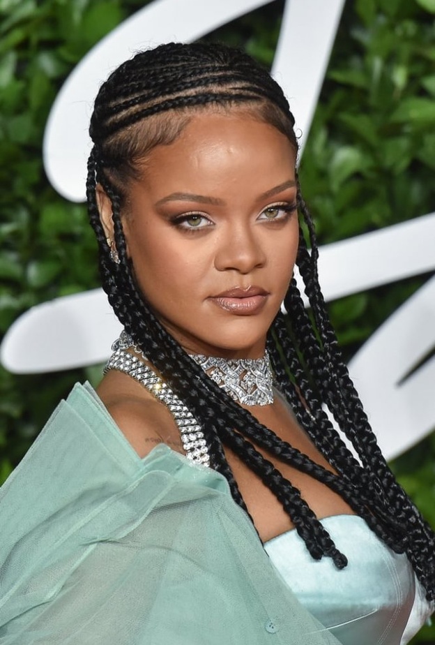 إطلالة Cindy Bruna بمكياج ساحر وأكسسوارات شعر القبعة الفاخرة