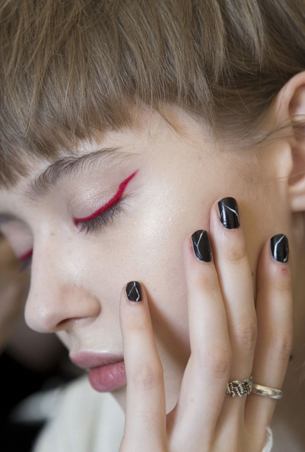 الوان سوداء من طلاء الاظافر تجعلها تبدو اطولعلى خطى عارضات Proenza Schouler