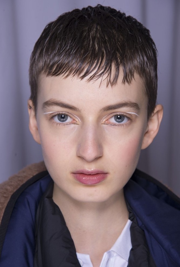 رسمة عيون القطة بالكحل الأسود العريض