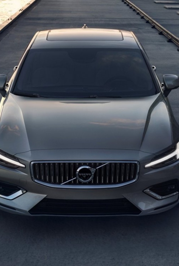 حاكي تصميم القسم الخلفي في S 60 تلك الموجودة في S 90، ولكن بروح أكثر شباباً، مع أكتاف عريضة